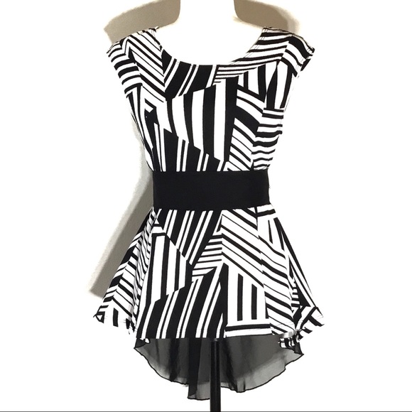 Julie's Closet Black/White Geometric Top - Picture 4 of 10